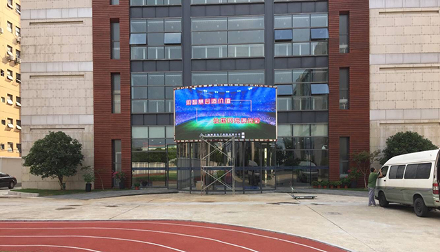 上海諾美國際學(xué)校戶外LED顯示屏由智彩科技定制、安裝